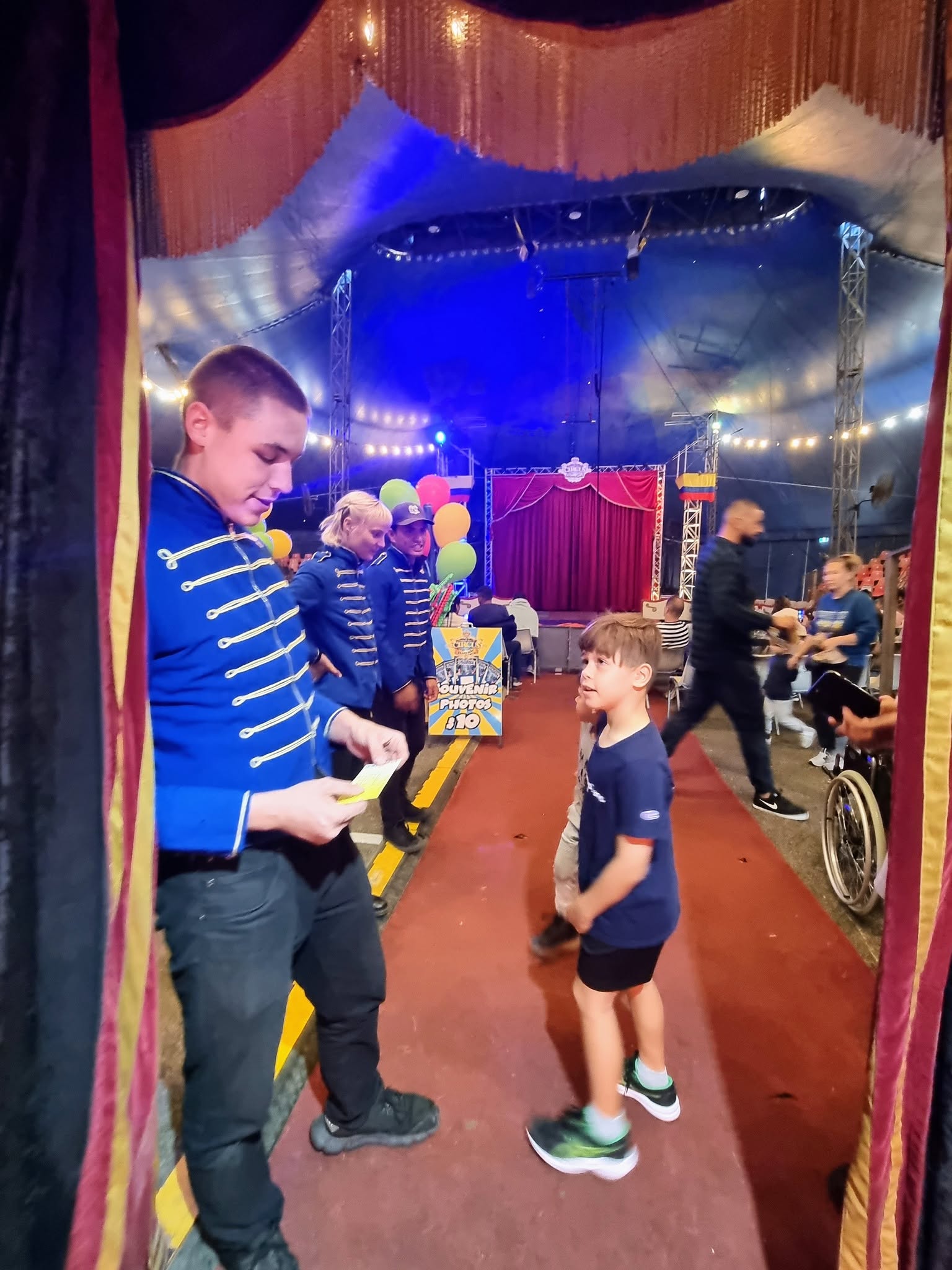 Circus Royale acrobats
