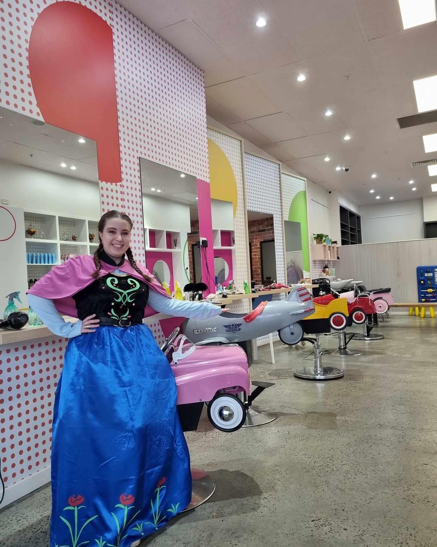 princess cutting hair